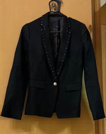 비쥬 장식 블랙 테일러드 자켓