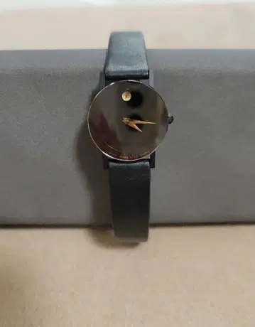 MOVADO 블랙 가죽 쿼츠 손목시계 골드 바늘