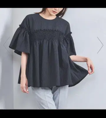 에어리 자카드 셔링 플레어 슬리브 블라우스