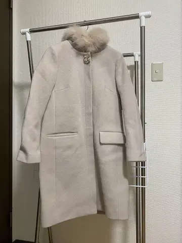 퍼가 달린 베이지 롱 코트