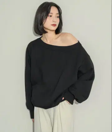 NEUNA 원숄컷 맨투맨