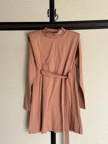 베이지 하이넥 긴팔 무릎 기장 원피스