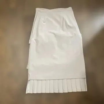 CLANE 라이트 베이지 플리츠 스커트 무릎 기장