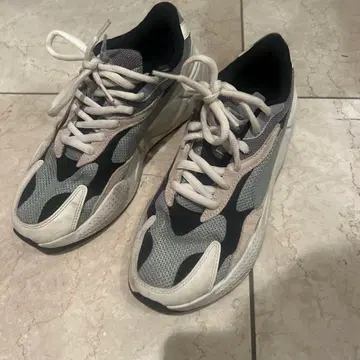 그레이/블랙 스니커즈 메쉬 디자인