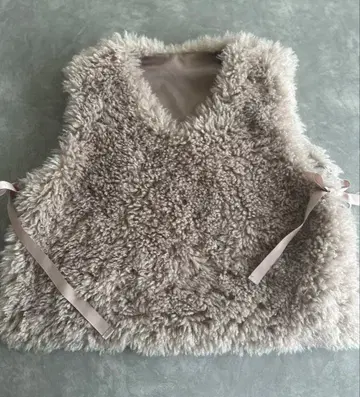 베이지 퍼풍 V넥 베스트