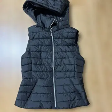 ZARA 블랙 후드 부착 다운 베스트
