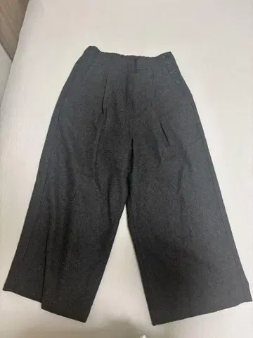 다크 그레이 와이드 팬츠 버튼 포함