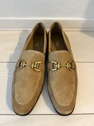[ ZARA ] 베이지 스웨이드 로퍼 금장 장식 포함