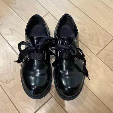 블랙 광택 리본 로퍼