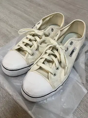 Puma 아이보리 스니커즈 로우컷