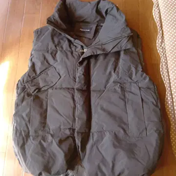 블랙 후드 부착 다운 베스트 셀렉샵