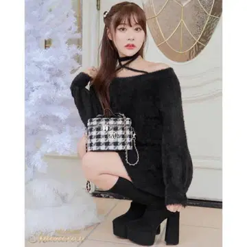 미셸 마카롱 샤기 크로스 니트 원피스