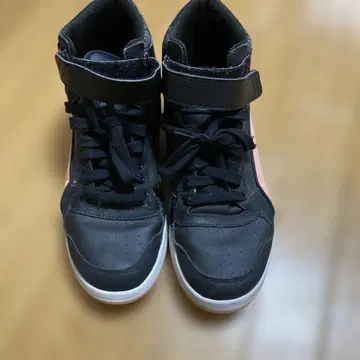 PUMA 하이컷 스니커즈 블랙/핑크