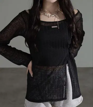 [ apres jour mignon ] 슬릿 원숄더 상의 블랙
