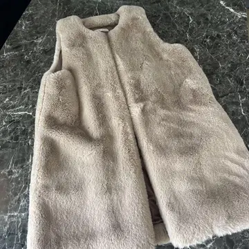 베이지 퍼 소재 슬리브리스 베스트