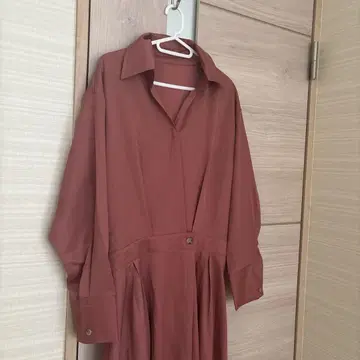 적갈색 셔츠 원피스 긴팔