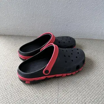 블랙과 빨간색의 클로그 샌들