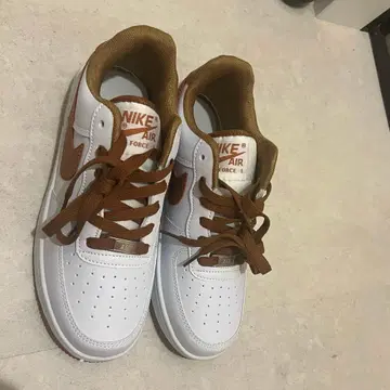 브라운 스니커즈