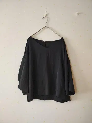 UNIQLO 블랙 V넥 블라우스 fairygrunge 다크코어