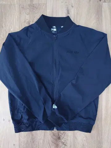 NEW ERA 블랙 점퍼 SMALL