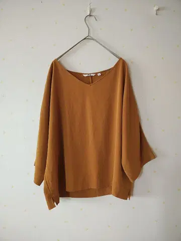 UNIQLO 머스타드 V넥 오분 소매 블라우스