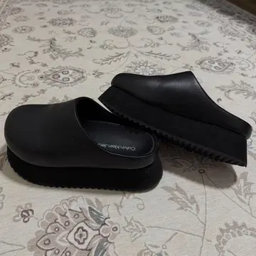 Calvin Klein Jeans 블랙 클로그 샌들