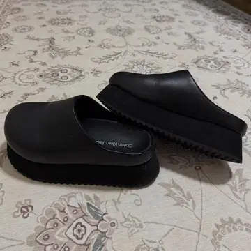 Calvin Klein Jeans 블랙 클로그 샌들