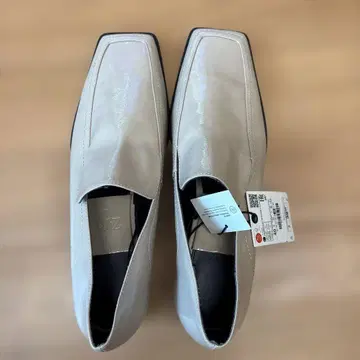 ZARA 에나멜풍 로퍼