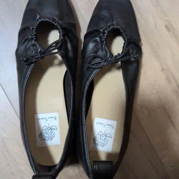 블랙 가죽 오픈토 플랫슈즈