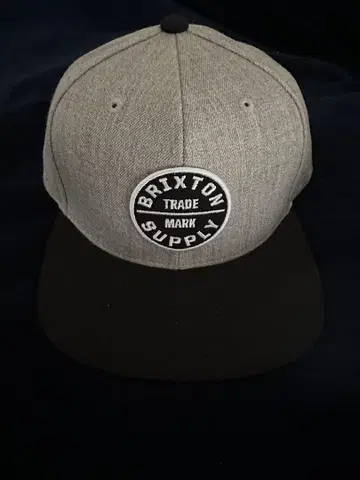 Brixton 스냅백 캡 그레이/블랙