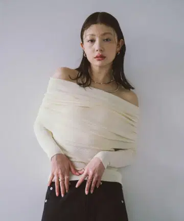 HANNE 오프숄더 니트탑 아이보리 ( F )