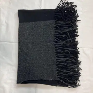 고메 블랙과 그레이 프린지 스톨 숄