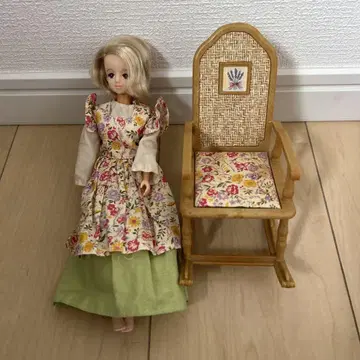 쇼와 레트로 할머니 리카짱 인형과 락킹 체어