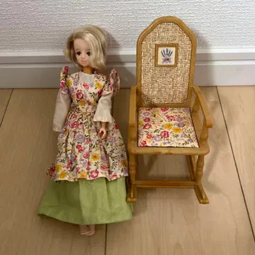 쇼와 레트로 할머니 리카짱 인형과 락킹 체어