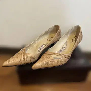 DECOR 꽃무늬 자수 베이지 하이힐