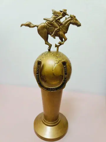 스틸 볼 런 트로피 저금통 제일복권 죠죠 7부