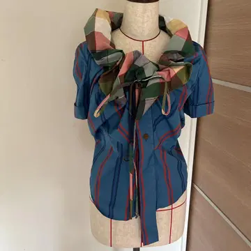 파랑과 빨간색 스트라이프 반팔 셔츠 프릴 포함
