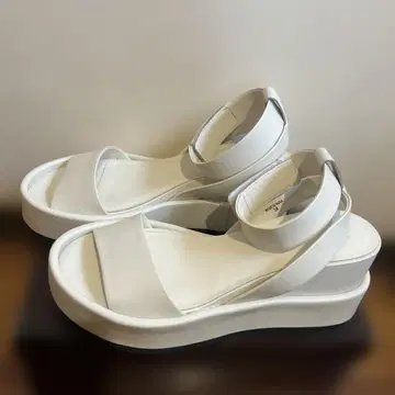 화이트 스트랩 통굽 샌들