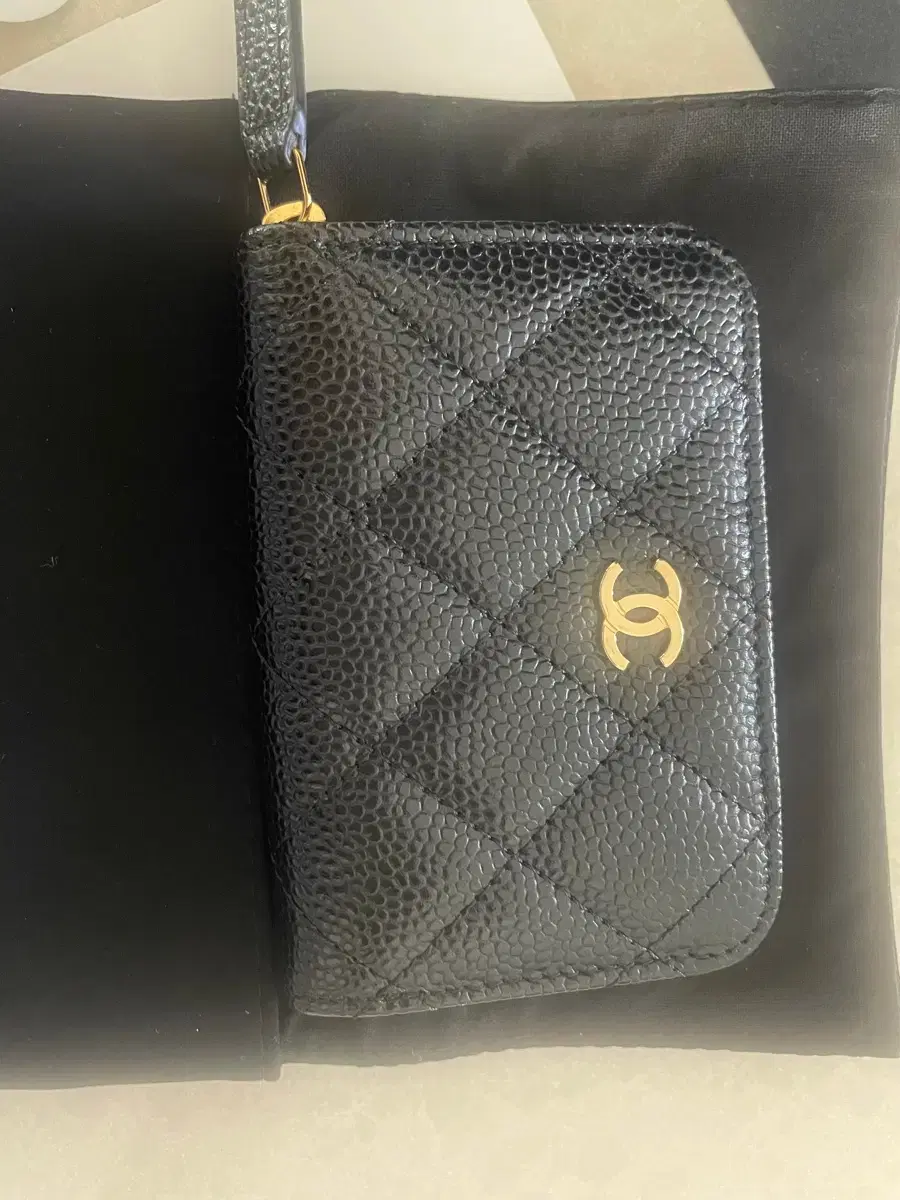 CHANEL | 샤넬 Chanel Boy Zippie (Pink Silver Hardware)  #샤넬지갑,#샤넬클똑,#샤넬지퍼돌이,#샤넬클래식,#샤넬카드지갑 on Bunjang Global Site.