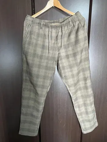 올리브 그린 체크 무늬 캐주얼 팬츠