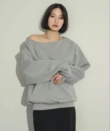 원숄더 컷 맨투맨