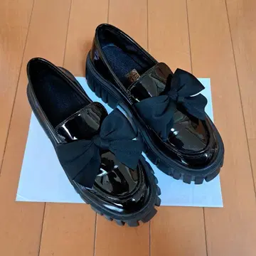 블랙 리본 포함 통굽 로퍼