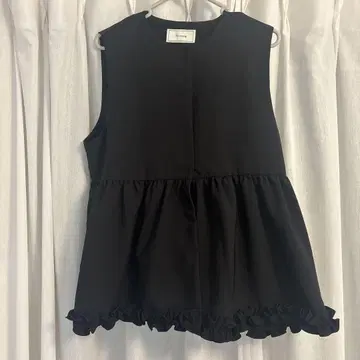 [ 새상품급 ] fitmore 프릴 베스트