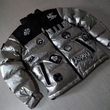 THE NEW PARIS DESIGNERS 실버 다운 와펜