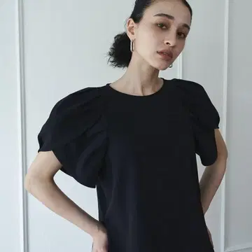 ELLIE 엘리 조젯 하프 슬리브 상의 블랙