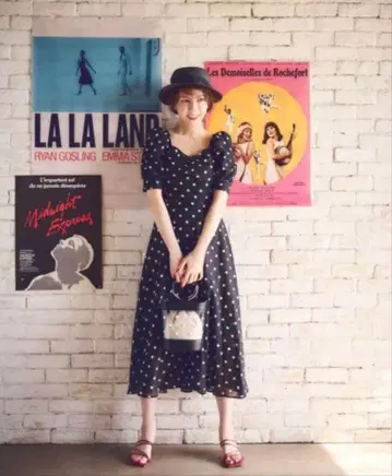 스크런치 포함 도트 무늬 퍼프 슬리브 원피스 모델 미카 콜라보