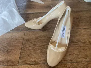 지미추 에나멜 베이지 하이힐 펌프스