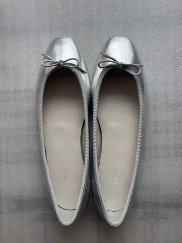 그린 라벨 릴랙싱 실버 플랫슈즈 24.5cm
