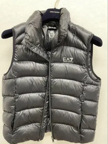 EA7 블랙 다운 베스트 2231