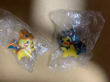 메가 판초를 입은 피카츄 피규어 메가 리자몽 X & 메가 리자몽 Y
